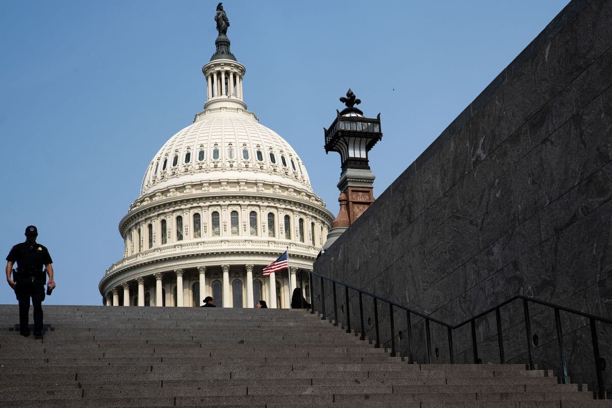 Senators Advance Resolution to Block Their Pay During Shutdowns